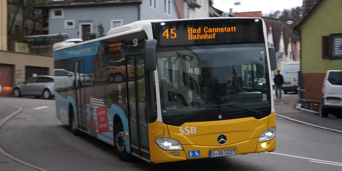 Gelber Linienbus im Stadtverkehr – Symbolbild für Omnibuskonzessionen und Omnibusunternehmen