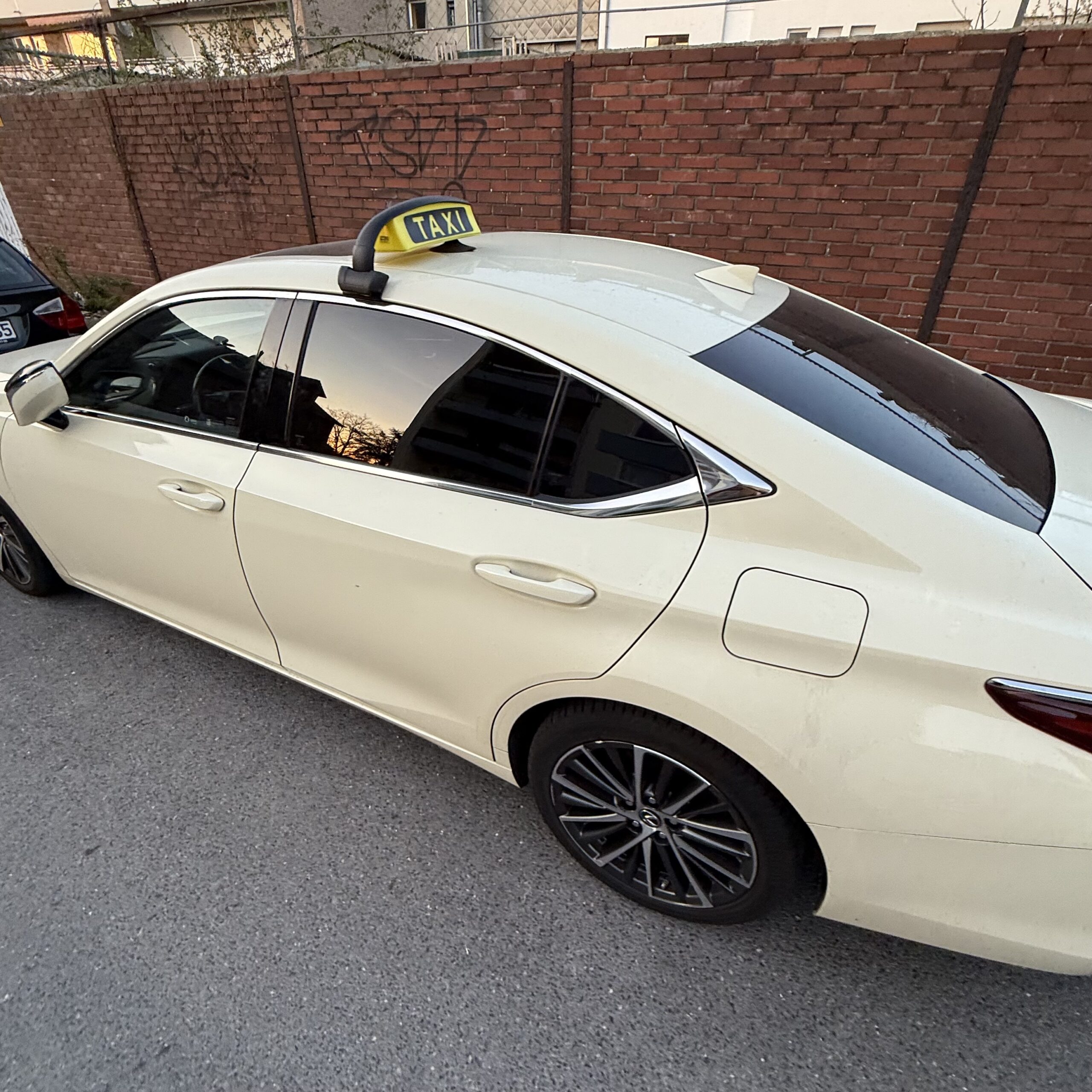 Taxibetrieb + Konzession mit 2 Fahrzeugen (Lexus ES 300H in Aachen / Sofortübernahme möglich