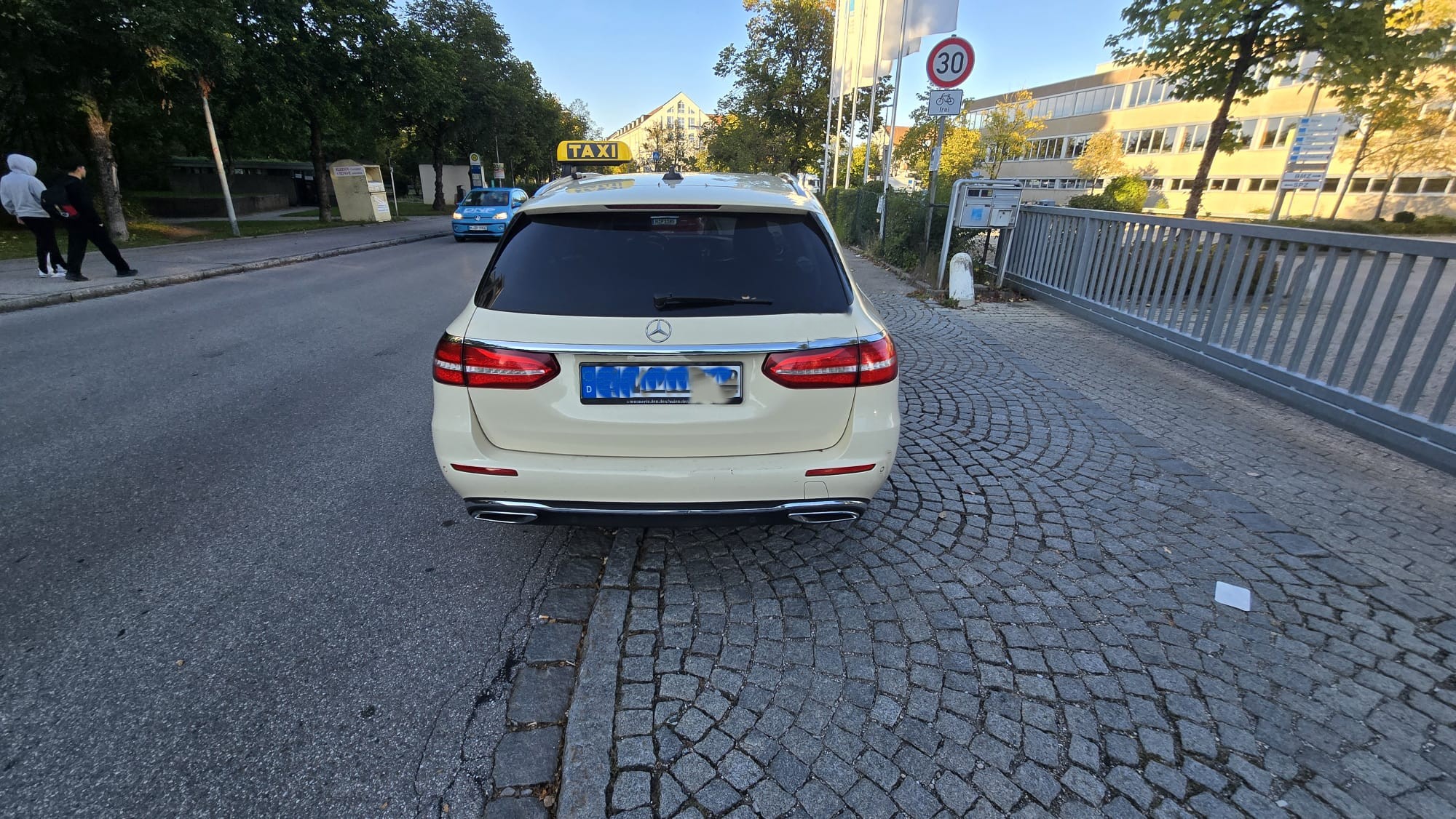 aktiver Taxibetrieb mit 4 Konzessionen und falls gewünscht mit 3 Fahrzeuge in München zu verkaufen
